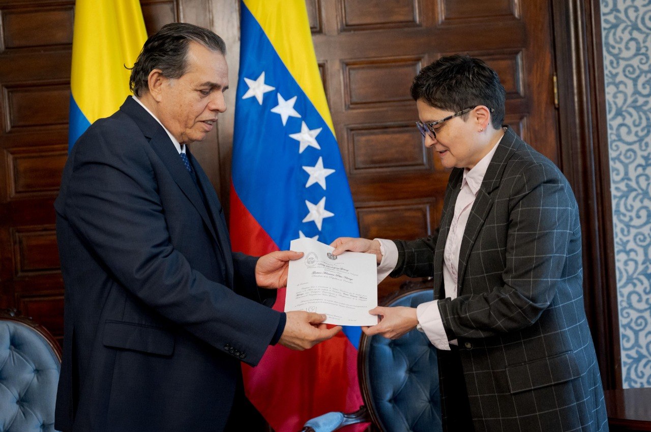 Embajador Ramón Orlando Maniglia presenta Copias de Estilo ante Cancillería colombiana